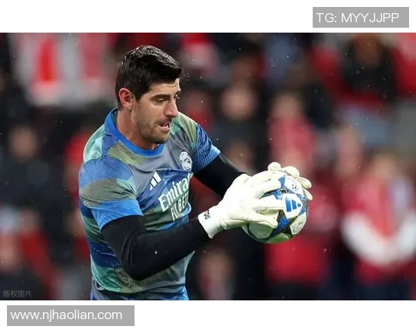 库尔图瓦：守护球门的铁血战士与足球世界的传奇之路